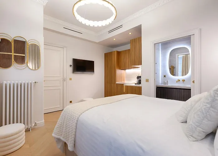 Apartment Charming Pied-a-terre Champs-elysee Paris